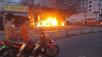 Cây xăng cháy dữ dội kèm nổ lớn, nhiều người vứt xe tháo chạy