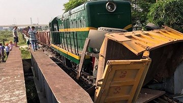 Hà Nội: Tàu hỏa và xe tải đâm nhau, 3 người trọng thương