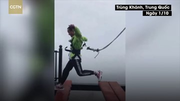 Tuột dây cáp an toàn khỏi người du khách trên cầu treo cao 300m