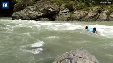Xem giáo viên 'thả mình trôi sông' để đến được lớp học