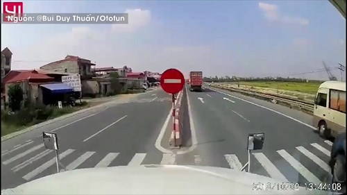 Ô tô bán tải vượt ẩu, ép container đánh lái lao sang làn ngược chiều