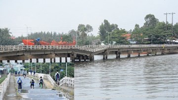 Học sinh liều mình qua cầu sụt lún gần nửa mét