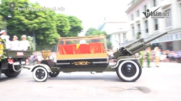 Đoàn xe đưa linh cữu nguyên Tổng bí thư Đỗ Mười qua các tuyến phố Thủ đô