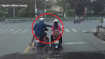 Hai thanh niên giật điện thoại 'nhanh như chớp'  của cô gái dừng đèn đỏ