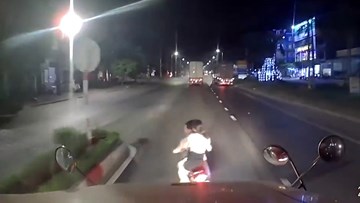 Hai cô gái tạt đầu xe container và pha hãm phanh kịp thời của bác tài