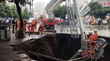 Hố tử thần xuất hiện giữa phố, nuốt chửng 4 người đang đi bộ