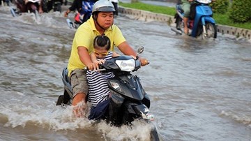 Ngập lịch sử ở Cần Thơ: Đua nhau tạo dáng cảnh 'sông tràn' làng biệt thự