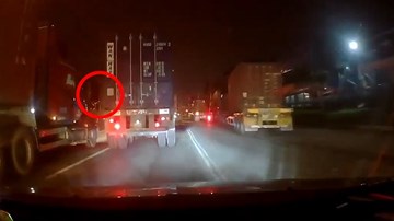 Container vượt ẩu 'tạt đầu' nhau vỡ gương ở Hải Phòng