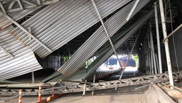 Sập giàn giáo gần nóc hầm Thủ Thiêm, giao thông tê liệt