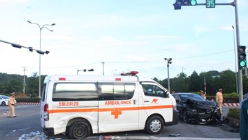 Mazda 6 tông xe cứu thương quay nhiều vòng, nữ y tá văng xuống đường