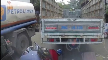 Hai người đàn ông suýt chết dưới gầm xe tải do vượt ẩu