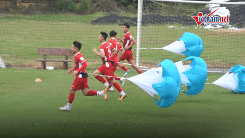 Tuyển Việt Nam 'bở hơi tai' với hàng loạt bài tập 'độc' của thầy Park