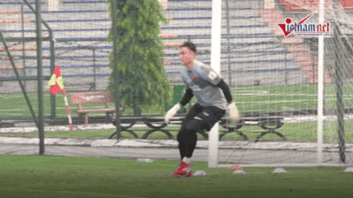 Xem 'người nhện' số 1 V-League trổ tài bắt bóng ở tuyển Việt Nam