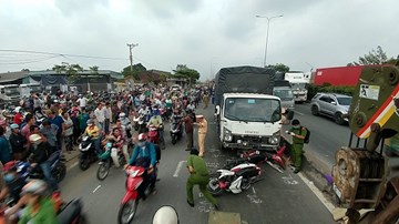 TP.HCM: Xe tải lao dốc đâm liên hoàn, 2 người chết tại chỗ