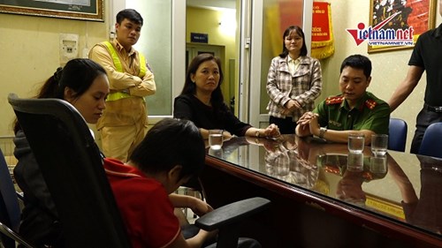 CSGT tìm gia đình giúp bé trai 7 tuổi đi lạc 9 km ở Hà Nội