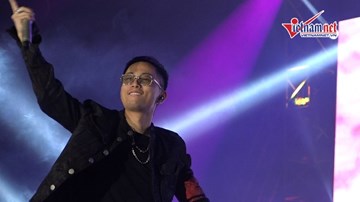 Rhymastic lần đầu trình diễn 'Nụ cười' trên sân khấu lớn