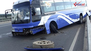 Xe khách 'làm xiếc' trên cầu Nhật Tân, nhiều người khổ sở ra sân bay