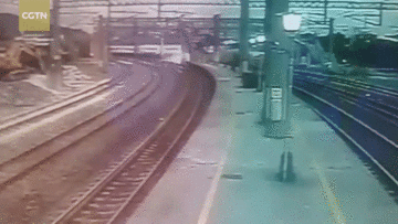 Khoảnh khắc tàu lao khỏi đường ray trong thảm kịch đường sắt ở Đài Loan