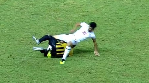 Cầu thủ U19 Malaysia phạm lỗi thô bạo khiến đối thủ gãy chân