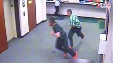 Thẩm phán truy đuổi gắt gao 2 bị cáo bỏ trốn trong lúc đang xét xử