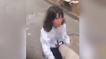 Nữ sinh bị đánh hội đồng và tung clip lên mạng làm nhục vì cái áo bị bẩn