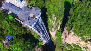 Thang máy cao nhất thế giới chênh vênh bên vách núi ở Trung Quốc