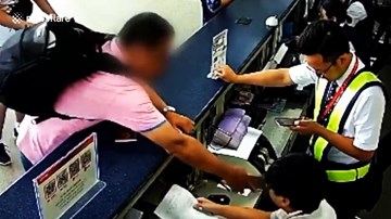 Chuyến bay bị hủy, hành khách dùng iphone đập thẳng mặt nhân viên