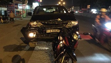 Xe 'điên' quét hàng loạt xe máy trong đêm, 5 người nhập viện