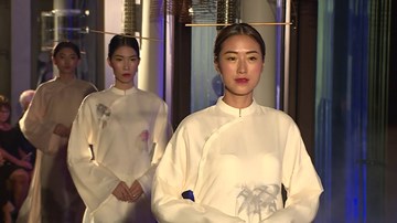 Á hậu Thuý Vân làm vedette ấn tượng với trang phục từ tuồng cổ