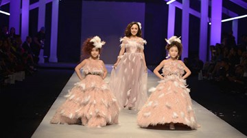 BTV thời sự Hoài Anh catwalk với thần thái khiến nhiều người bất ngờ