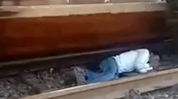 Thoát chết thần kỳ khi bị tàu hỏa lao qua người