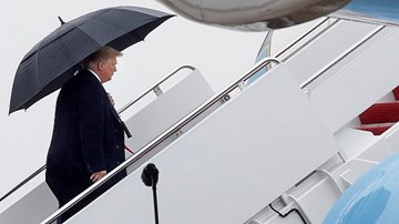 TT Trump lại bị chê 'tơi tả' vì vứt ô trước cửa Không lực một
