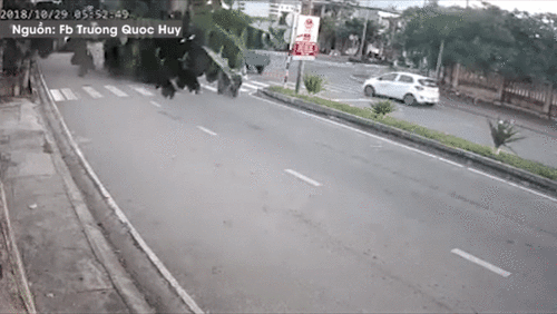 Thiếu quan sát, người đàn ông gặp tai nạn thảm khốc dưới bánh xe tải