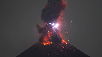 Sét lóe sáng trên miệng núi lửa phun trào ở Indonesia