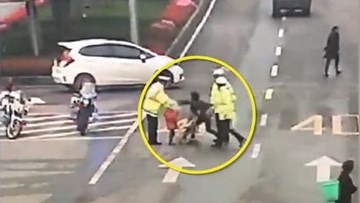 Tìm thấy con bị lạc, người mẹ đã có hành động khiến cảnh sát cũng bất ngờ