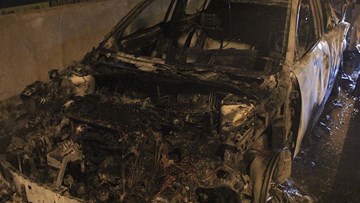 Xế hộp cháy trơ khung, đường vành đai 3 ùn dài trong đêm