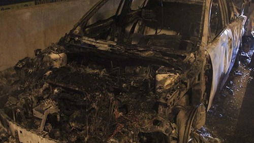 Xế hộp cháy trơ khung, đường vành đai 3 ùn dài trong đêm