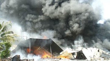 Cháy dữ dội tại công ty mút xốp rộng hàng ngàn mét vuông