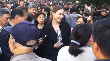 Cô gái xinh đẹp người nước ngoài bị bao vây vì rất thích đàn ông Châu Á