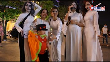 'Ma quỷ' mặc áo dài nữ sinh gây sốt phố đi bộ Sài Gòn đêm Halloween