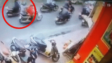 Đẩy người phụ nữ vào mũi taxi, hai thanh niên thản nhiên đứng xem