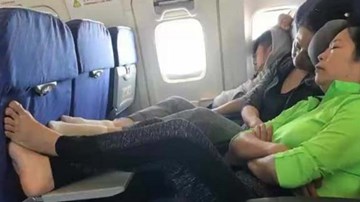 Nữ du khách Trung Quốc vô tư gác chân lên bàn ăn máy bay
