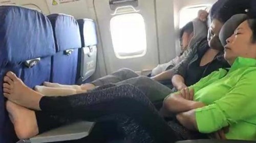 Nữ du khách Trung Quốc vô tư gác chân lên bàn ăn máy bay