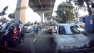 Chỉ 3 giây, 2 tên cướp đập vỡ kính ô tô giật túi xách của tài xế