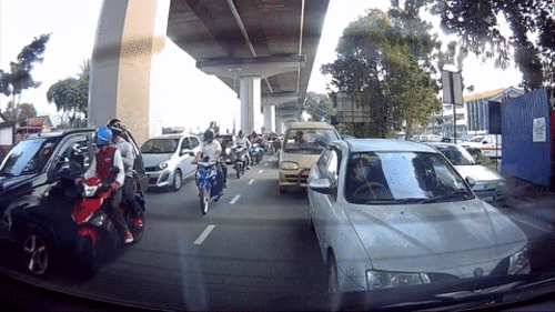 Chỉ 3 giây, 2 tên cướp đập vỡ kính ô tô giật túi xách của tài xế