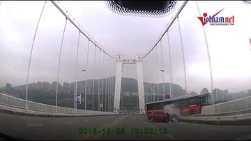 Lỡ bến, nữ hành khách tấn công tài xế khiến xe buýt lao xuống sông