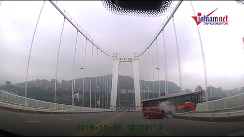 Lỡ bến, nữ hành khách tấn công tài xế khiến xe buýt lao xuống sông