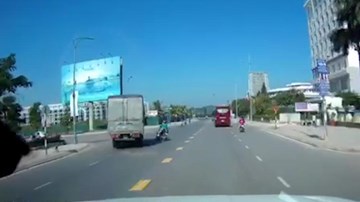 Xe tải vượt ẩu và cú đánh lái thần kỳ tránh xe máy bất ngờ sang đường