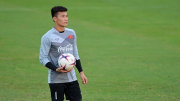 Bùi Tiến Dũng chấn thương cổ chân, nuối tiếc nhìn đồng đội tập