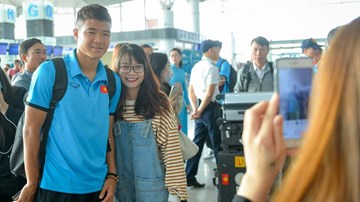 Tiến Dũng, Đức Chinh chụp ảnh không nghỉ trước giờ sang Lào